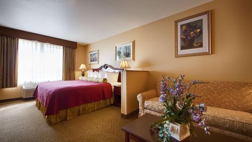 מיטה או מיטות בחדר ב-Best Western Penn-Ohio Inn & Suites