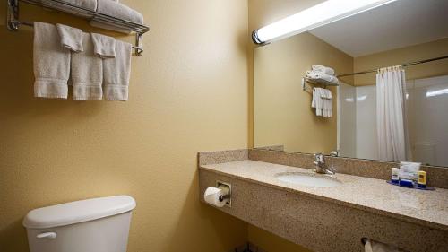 Ванная комната в Best Western Penn-Ohio Inn & Suites
