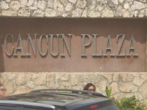 Ein Auto parkt vor einem CarMax-Schild in der Unterkunft Suites Sol y Luna in Cancún