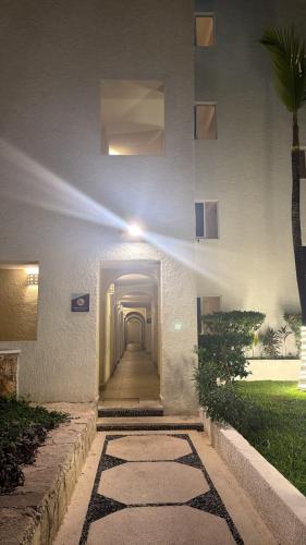 ein Flur, der zu einem Gebäude mit Licht führt in der Unterkunft Suites Sol y Luna in Cancún