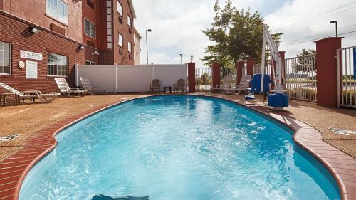 een groot zwembad in het midden van een gebouw bij Best Western Plus Olive Branch Hotel & Suites in Olive Branch