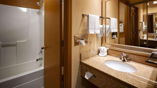 een badkamer met een wastafel en een spiegel bij Best Western Martinsville Inn in Martinsville