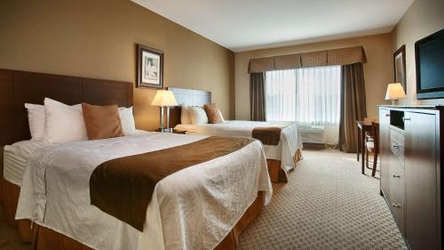 Habitación de hotel con 2 camas y TV en Best Western Plus Montezuma Inn and Suites en Las Vegas