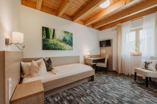 ein Hotelzimmer mit Bett und Schreibtisch in der Unterkunft Gästehaus Lodermeier in Bad Abbach