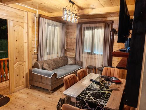 ein Wohnzimmer mit Sofa und Tisch in der Unterkunft Sabauri in Khulo