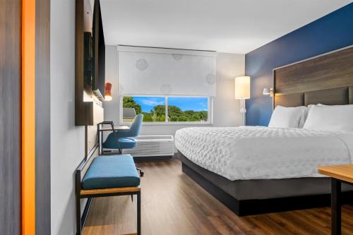a hotel room with a bed and a window at Tru By Hilton Valparaiso in Valparaiso
