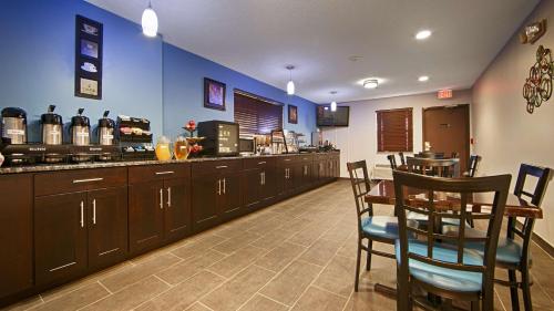 a restaurant with a bar with chairs and a table at Best Western Executive Inn- Mount Gilead in Pulaskiville