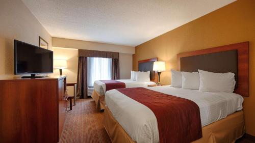 Una habitación de hotel con dos camas y un televisor de pantalla plana. en Days Inn by Wyndham Indiana Benjamin Franklin Highway, en Indiana