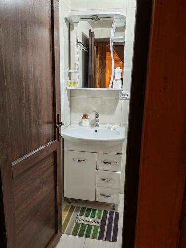 ein Badezimmer mit Waschbecken und Spiegel in der Unterkunft Sabauri in Khulo
