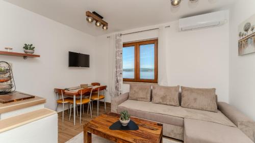 Beachfront apartment 2 - Dramalj by Villas Guide
