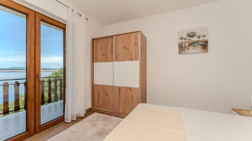 Beachfront apartment 2 - Dramalj by Villas Guide