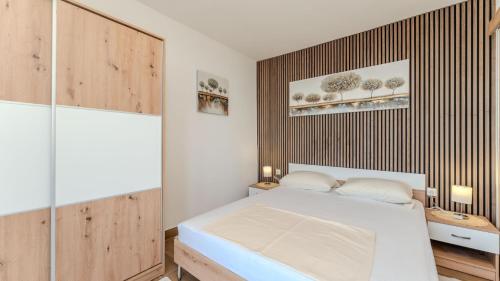 Beachfront apartment 2 - Dramalj by Villas Guide
