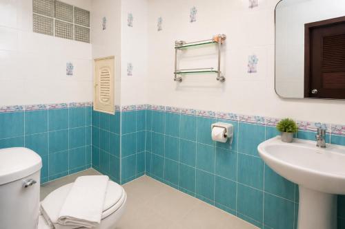a bathroom with a toilet and a sink at Fortune Pattaya Resort in Jomtien Beach