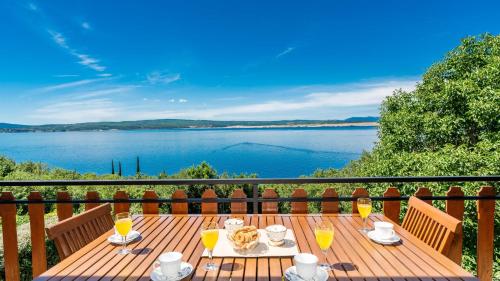 Beachfront apartment 4 - Dramalj by Villas Guide