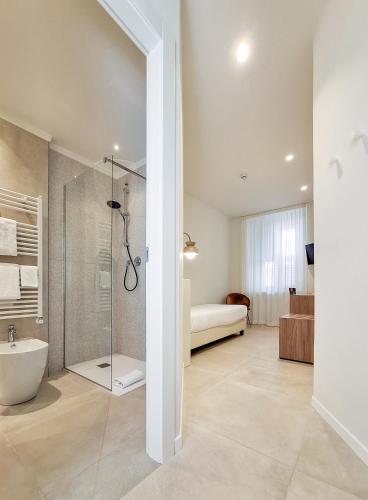 un bagno con doccia, WC e lavandino di Hotel Lauri a Macerata
