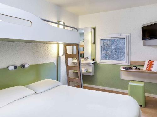 a bedroom with a bed and a bunk bed at Hotel Ibis Budget Vichy in Bellerive-sur-Allier