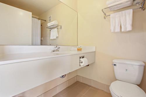 Ένα μπάνιο στο Rotex Western Inn