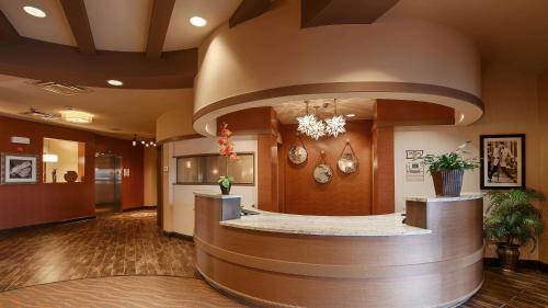 a lobby with a circular counter in a building at Best Western Plus Tupelo Inn & Suites in Tupelo