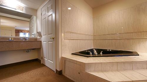 a bathroom with a sink and a bath tub at Garden State Inn in Absecon