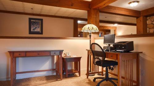 a office with a desk with a computer and a chair at Silver Fox Inn in Waterville Valley