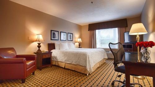 A bed or beds in a room at Silver Fox Inn