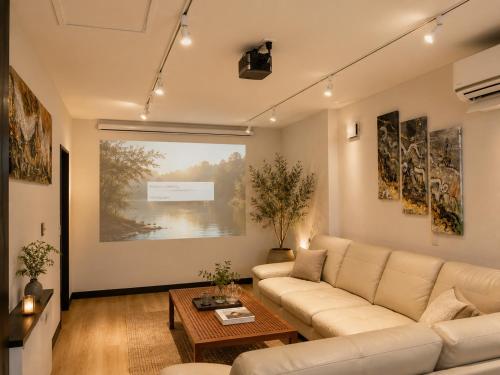 a living room with a couch and a table at 別荘 1日1組貸切 芦ノ湖徒歩1分 最大16名 BBQ設備レンタルOk 無料駐車場 in Hakone