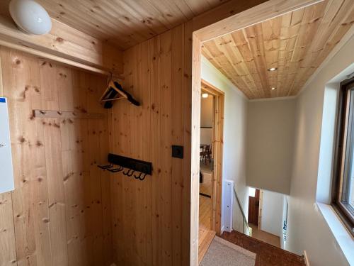 a room with a wall of wood paneling at Malnestomten in Henningsvær