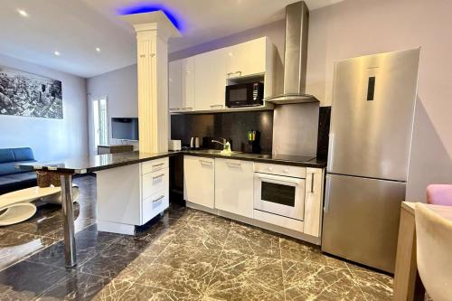 3-bedroom apt on two levels close to the Palais