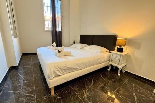 3-bedroom apt on two levels close to the Palais