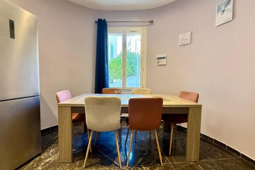 3-bedroom apt on two levels close to the Palais