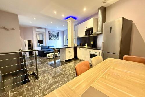 3-bedroom apt on two levels close to the Palais