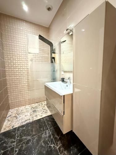 3-bedroom apt on two levels close to the Palais