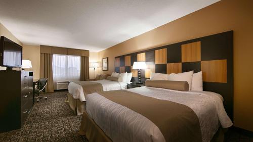 una camera d'albergo con due letti e una televisione di Best Western Plus - Wendover Inn a Wendover
