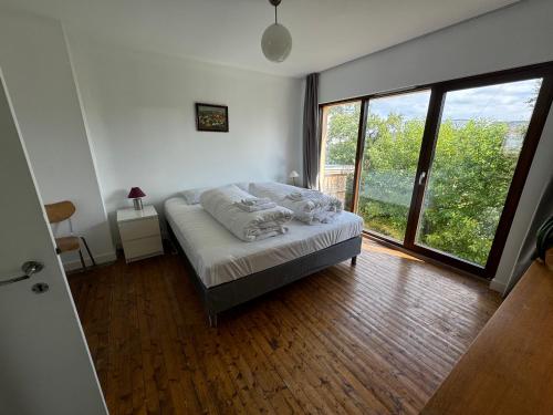 a bedroom with a bed and a large window at Malnestomten in Henningsvær