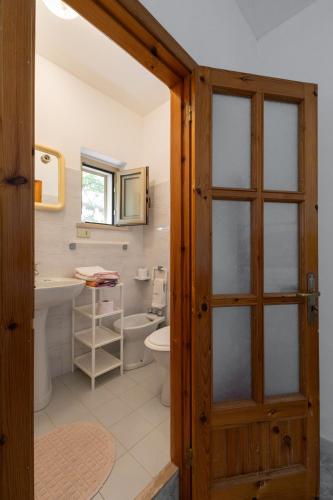 a bathroom with a toilet and a sink at Agriturismo Millepini in Peschici