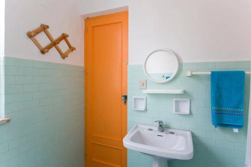 バレストラーテにあるDisiu Case Vacanzaのバスルーム(洗面台、鏡付)
