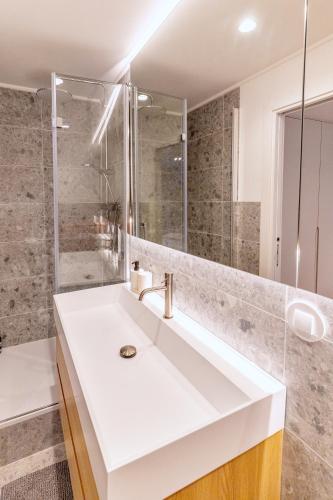Bright & Stylish Renovated flat in Heart of Chiado