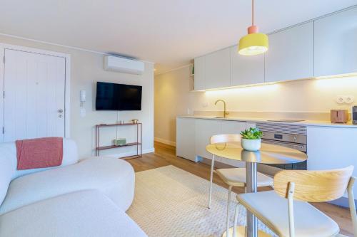 Bright & Stylish Renovated flat in Heart of Chiado