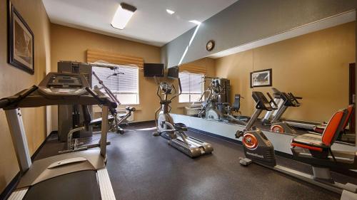 Фитнес-центр и/или тренажеры в Best Western Orange Inn & Suites