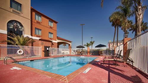 Бассейн в Best Western Orange Inn & Suites или поблизости