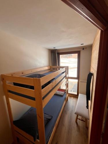 a bunk bed in a room with a window at Le Plainpalais - 4pers - Balcon vue Montagnes in Les Déserts