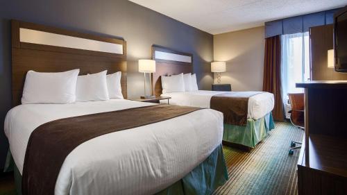 Habitación de hotel con 2 camas y ventana en Best Western O'Hare/Elk Grove Hotel, en Elk Grove Village