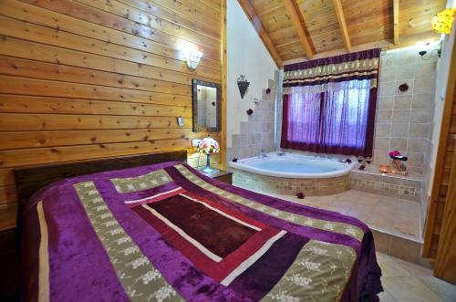 a bedroom with a bed and a bath tub at סוויטות חלב ודבש in Kefar Zetim