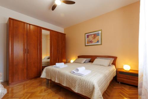 a bedroom with a bed with two towels on it at Villa Brig in Ramljane