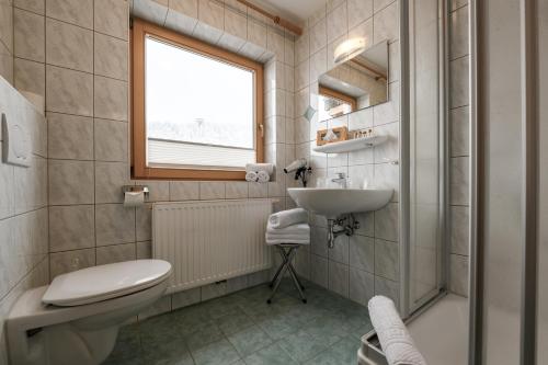 a bathroom with a toilet and a sink at Berghotel Gerlosstein in Hainzenberg
