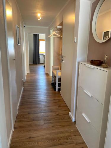 a hallway leading to a room with a hard wood floor at FerienNest Kelheim in Kelheim
