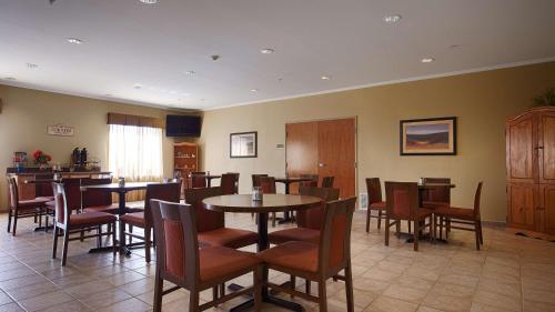 a restaurant with tables and chairs in a room at Quality Inn Perryton in Perryton