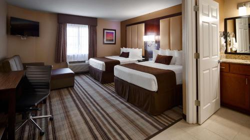 מיטה או מיטות בחדר ב-Best Western Plus Crawfordsville Hotel