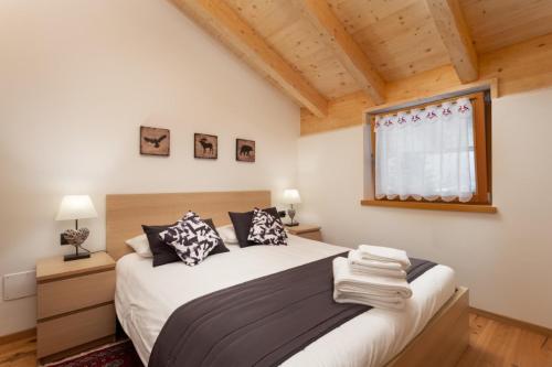 a bedroom with a large bed in a room at Casa Chris by AMA Val di Fassa in Pozza di Fassa
