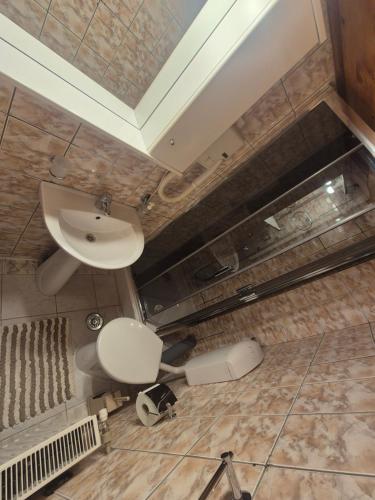 an overhead view of a bathroom with a toilet and a sink at Pensiunea Don Sergio in Predeal
